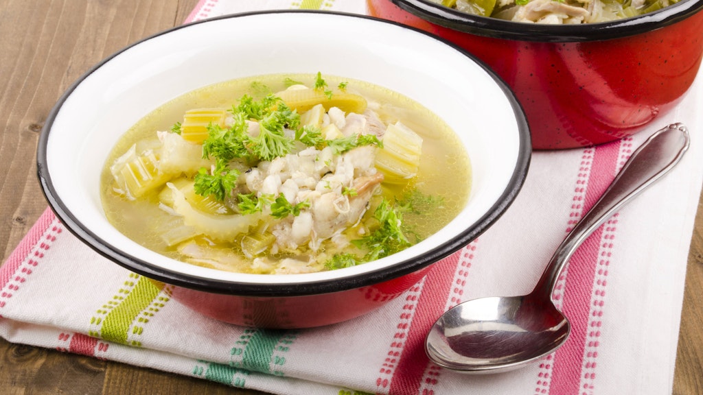 Eine Hühnersuppe lässt sich einfach und schnell kochen.