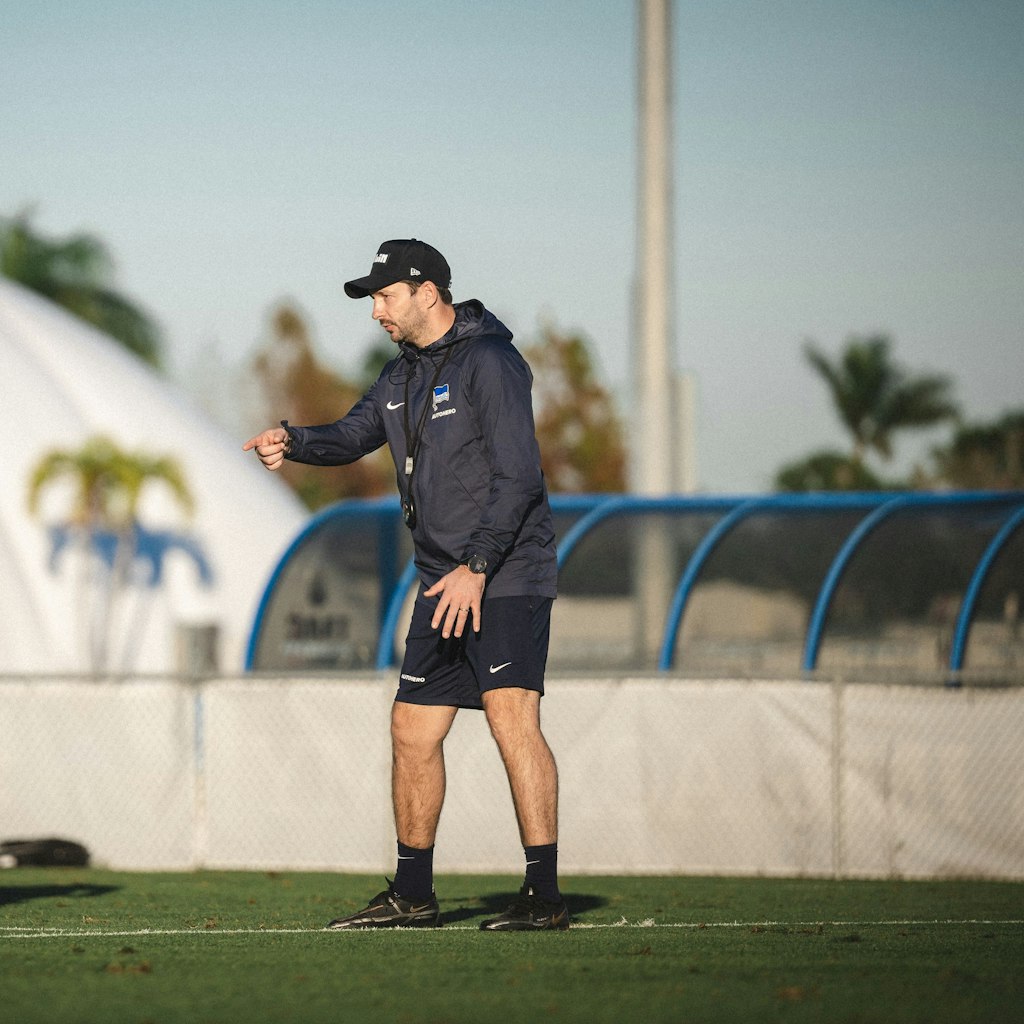 Klare Ansagen! Herthas Trainer Sandro Schwarz bei der Arbeit in Florida.