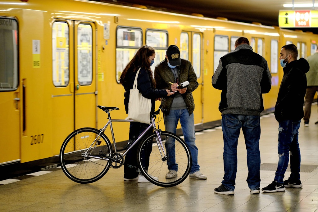 Schwarzfahrer erwischt: Fahrscheinkontrolle auf dem U-Bahnhof Möckernstraße.