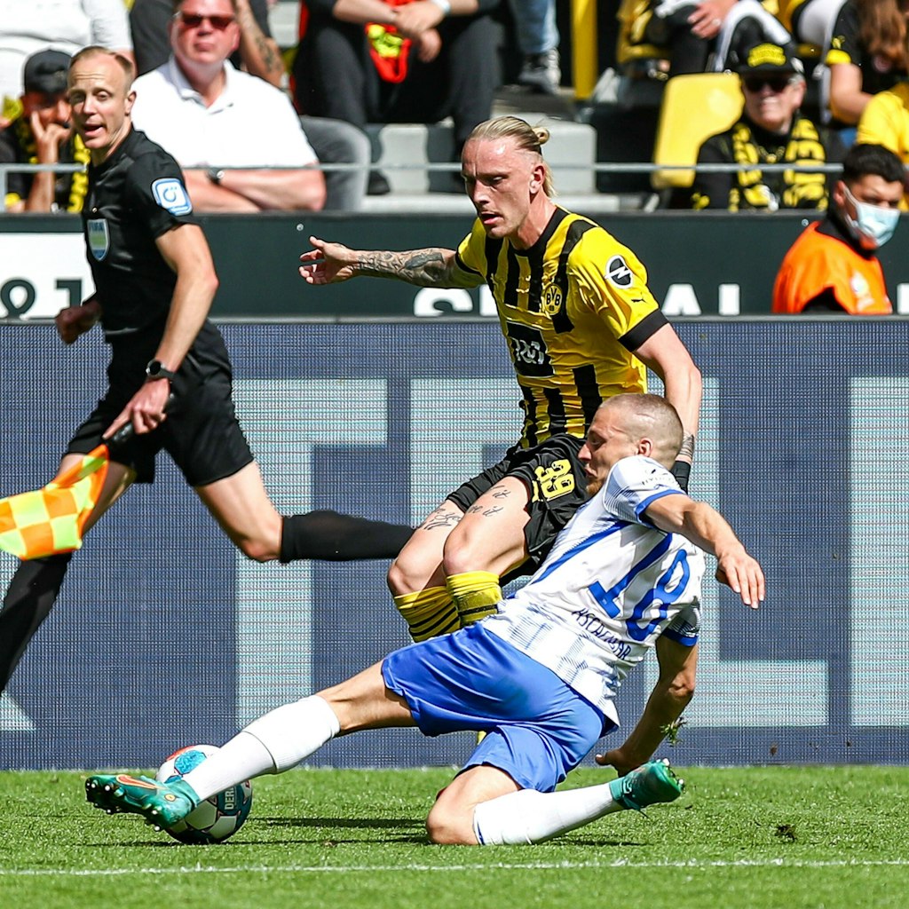 Grätsche raus! Herthas Santiago Ascacibar im Duell mit Dortmunds Marius Wolf.