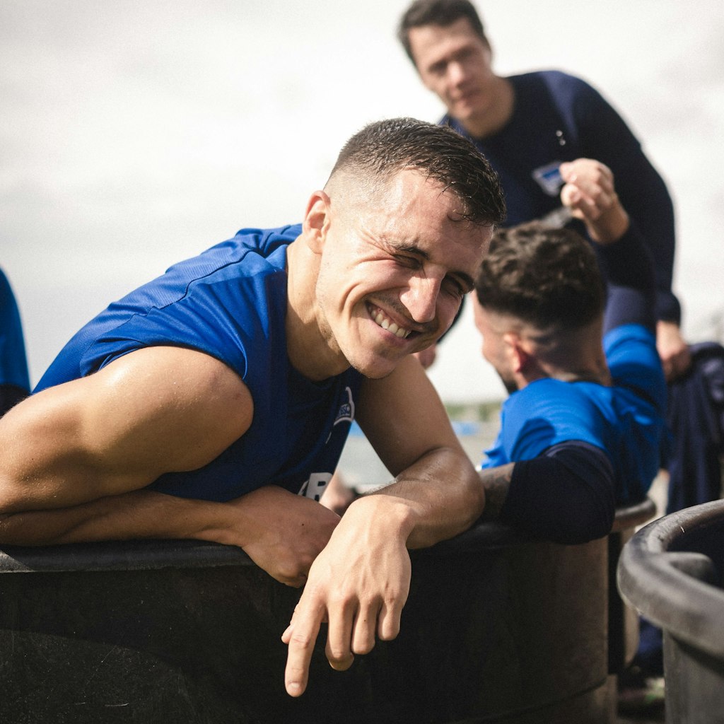 Herthas Verteidiger Marc Kempf bei der Abkühlung in der Eistonne.
