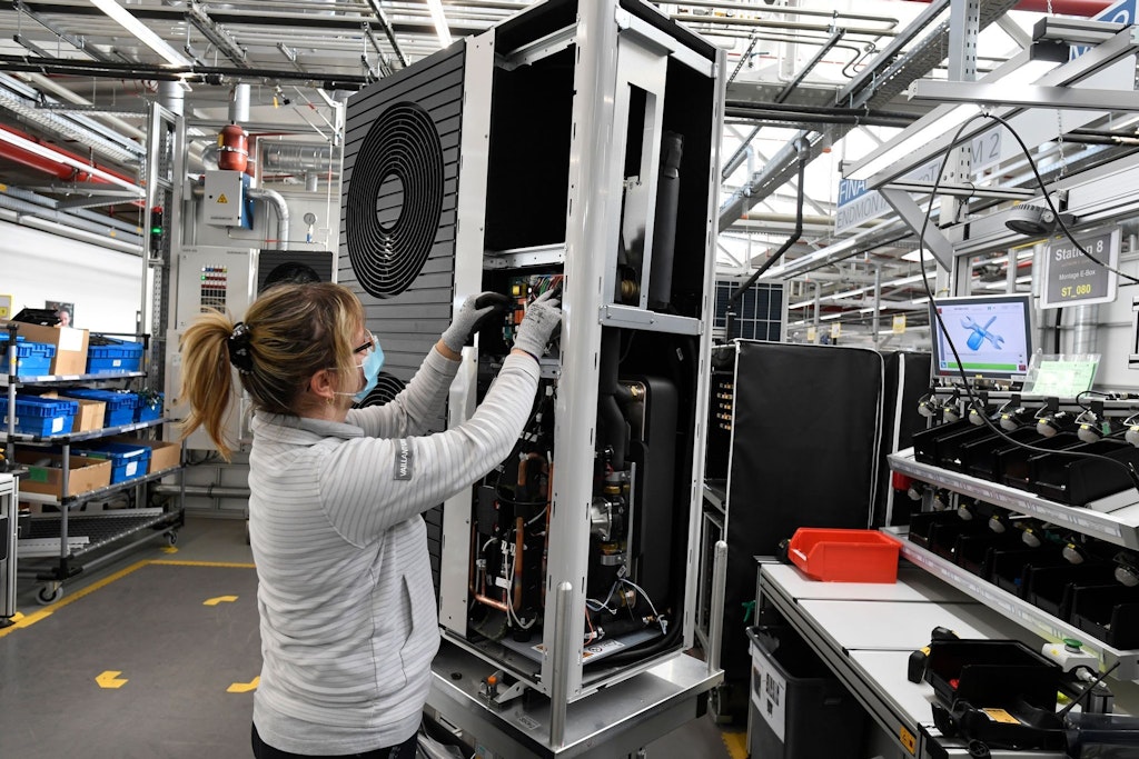 Eine Mitarbeiterin der Firma Vaillant montiert eine Wärmepumpe im Stammwerk des Unternehmens in Remscheid.