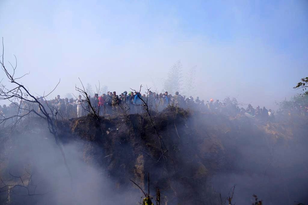 An der Absturzstelle in der Nähe des internationalen Flughafens Pokhara in Nepal.