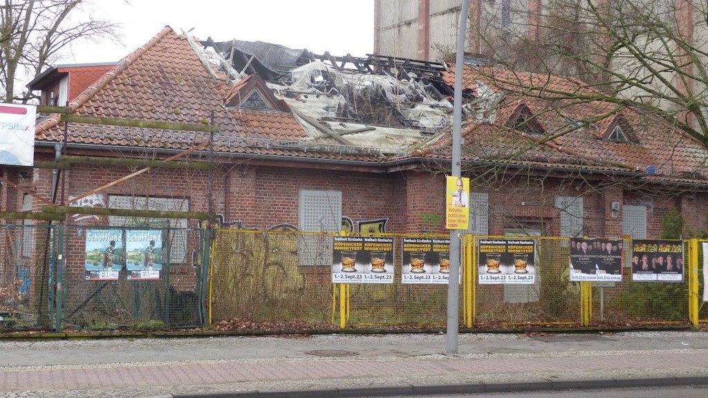 Das Dach der früheren Poliklinik des Kabelwerks Köpenick ist eingestürzt.