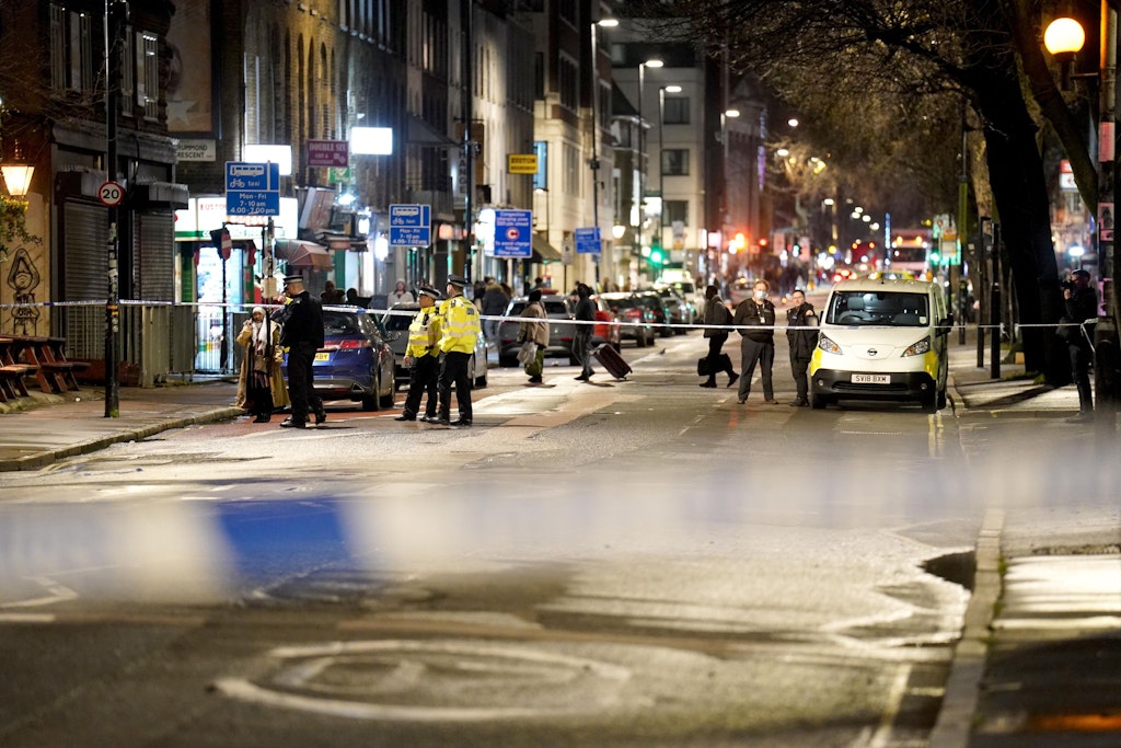 London: Polizisten stehen in der Nähe des Tatorts, nachdem nahe einer Kirche Schüsse aus einem fahrenden Auto abgefeuert wurden. 