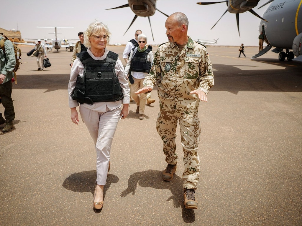 Spott und Hohn erntete Christine Lambrecht, als sie einen Besuch bei der Bundeswehr in Mali vorschriftswidrig in Stöckelschuhen absolvierte.