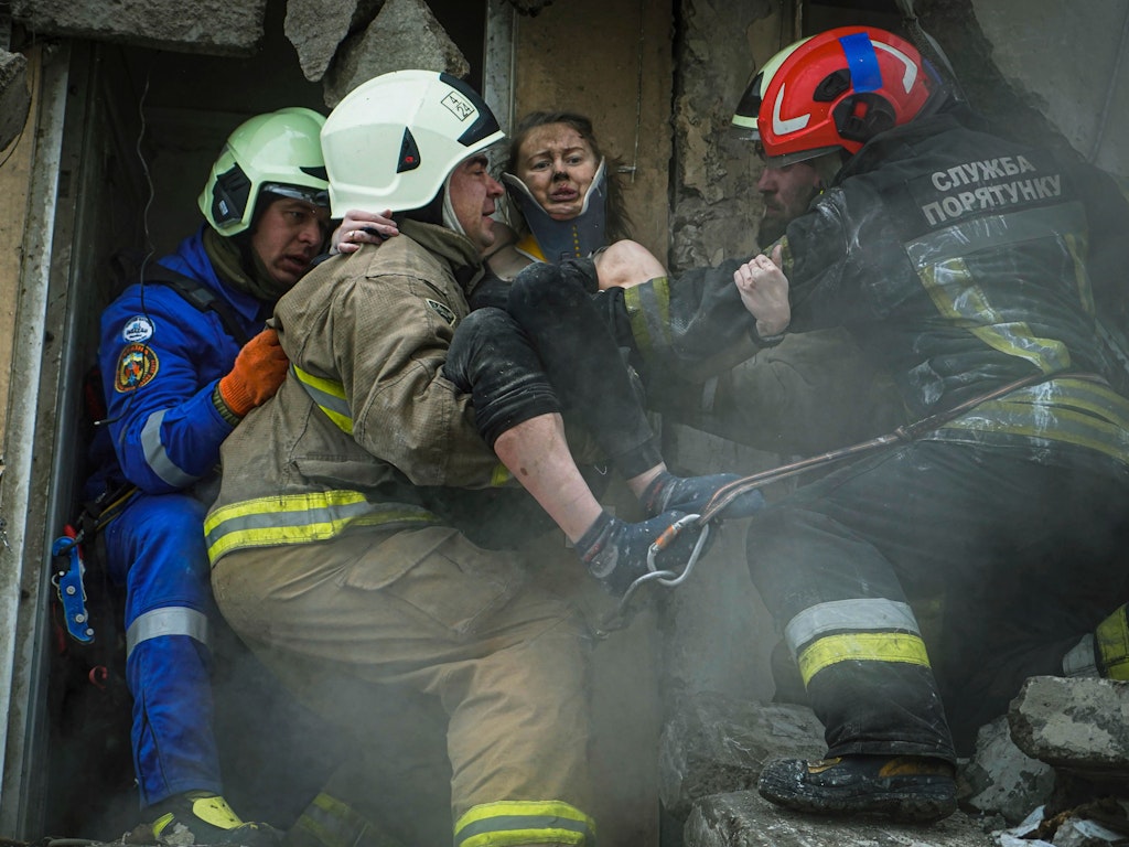 Nie ma nadziei na więcej takich zdjęć: ratownicy wyciągają ocalałego z gruzów zniszczonego domu w Dnieprze.
