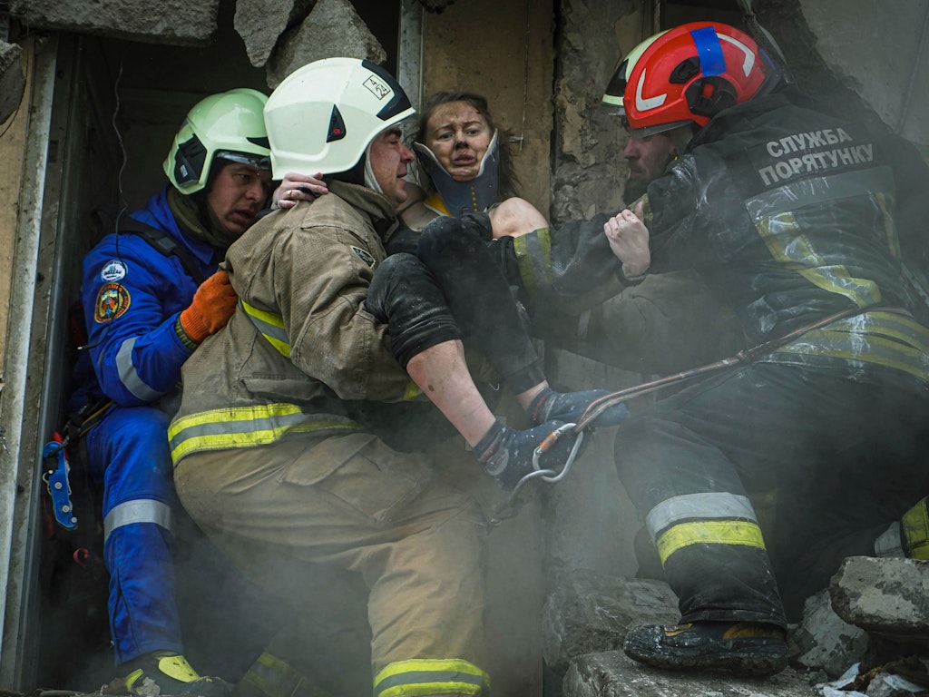 Kaum noch Hoffnung auf mehr Bilder wie dieses: Retter bergen eine Überlebende aus den Trümmern des zerstörten Hauses in Dnipro.