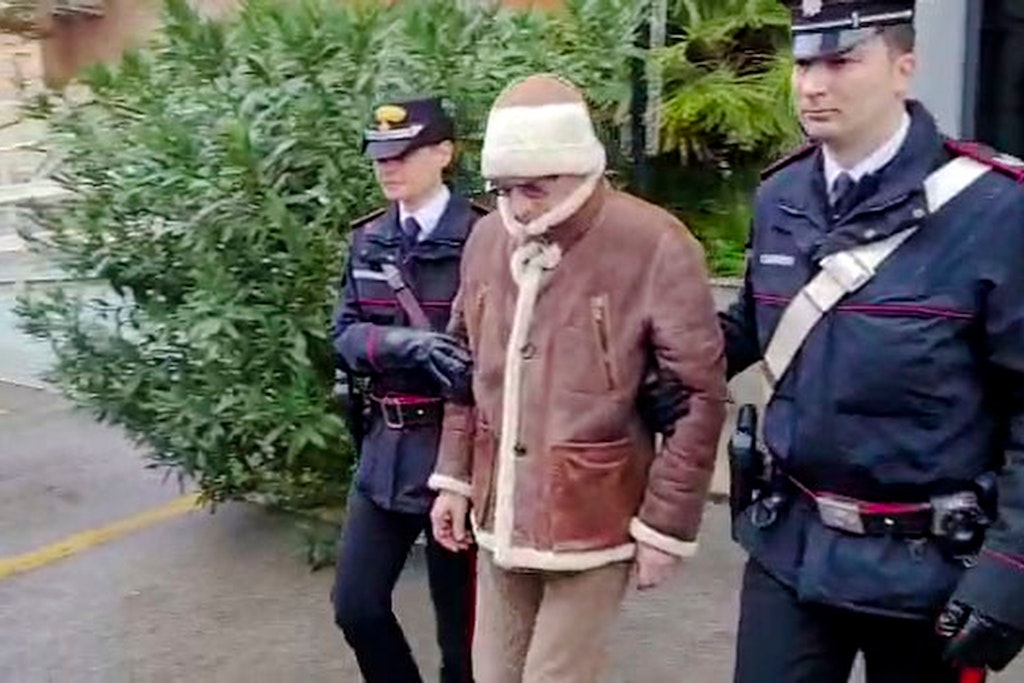 Matteo Messina Denaro wird von zwei Polizisten der Carabinieri abgeführt.
