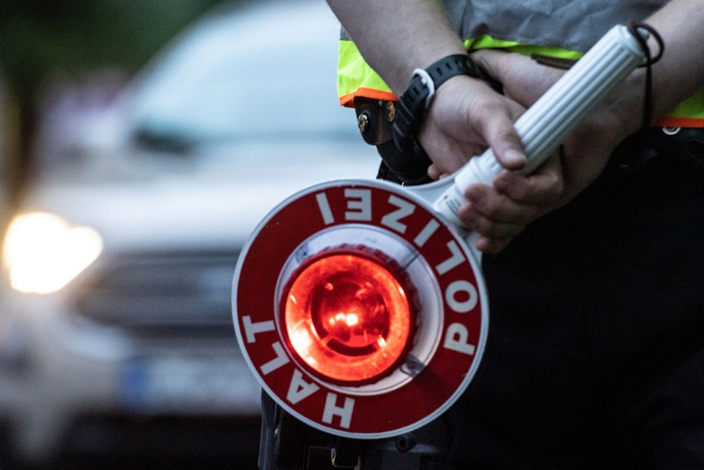 Ein Polizist bei einer Polizeikontrolle. (Symbolfoto)