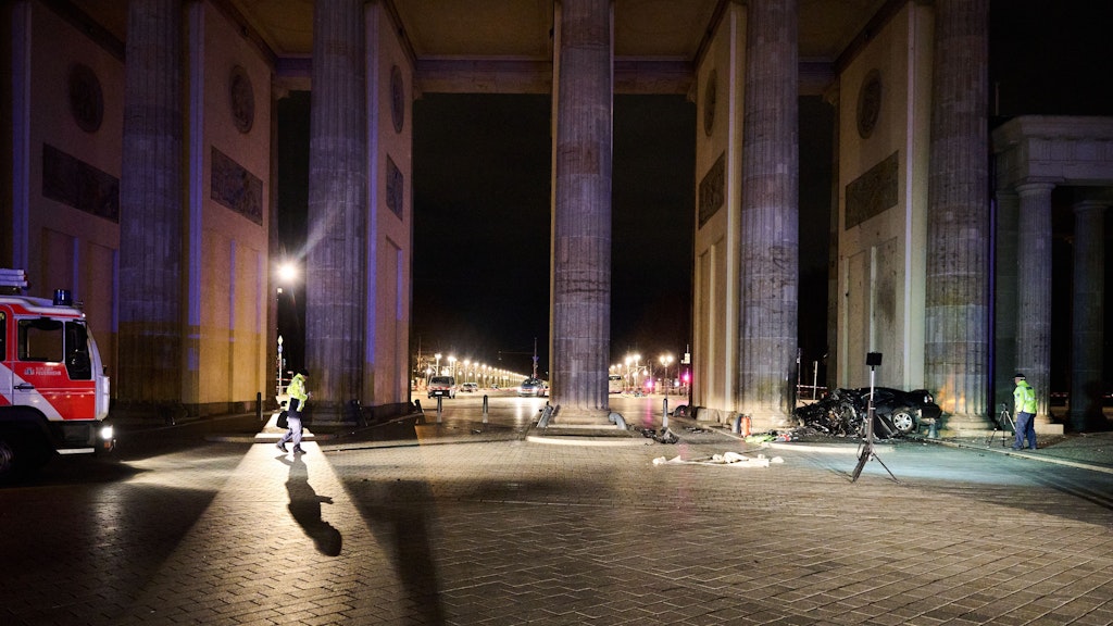 Ein Auto ist gegen eine Säule des Brandenburger Tors in Berlin gefahren.