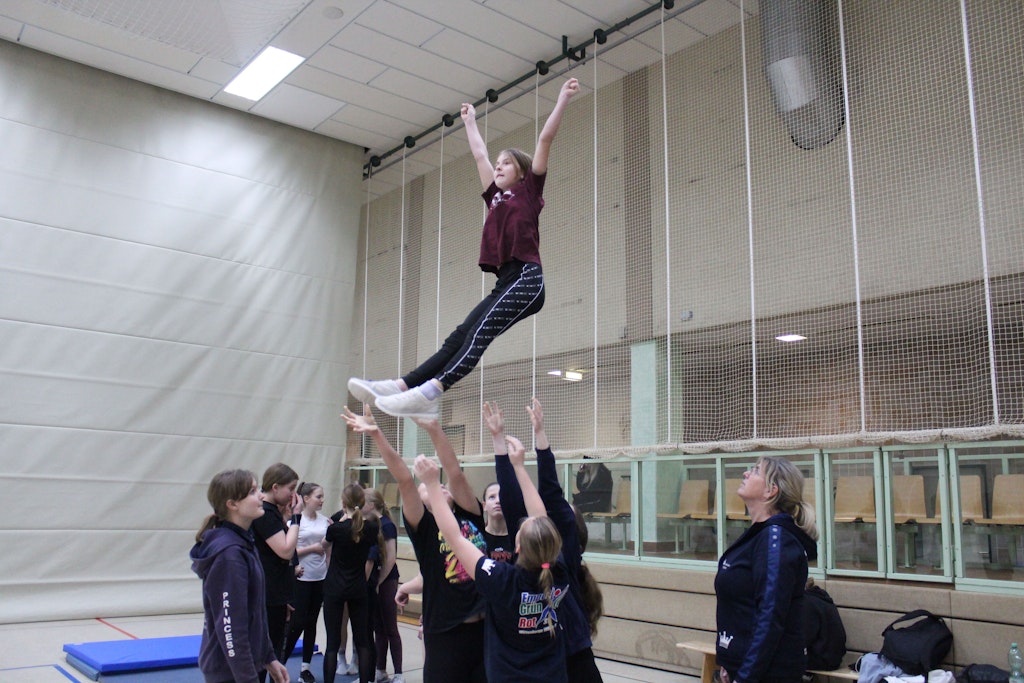 Brandenburg, Perleberg: Die Princess Cheerleader des Sportvereins Empor Grün/Rot Wittenberge (Prignitz) trainieren den „Basket Toss“. 