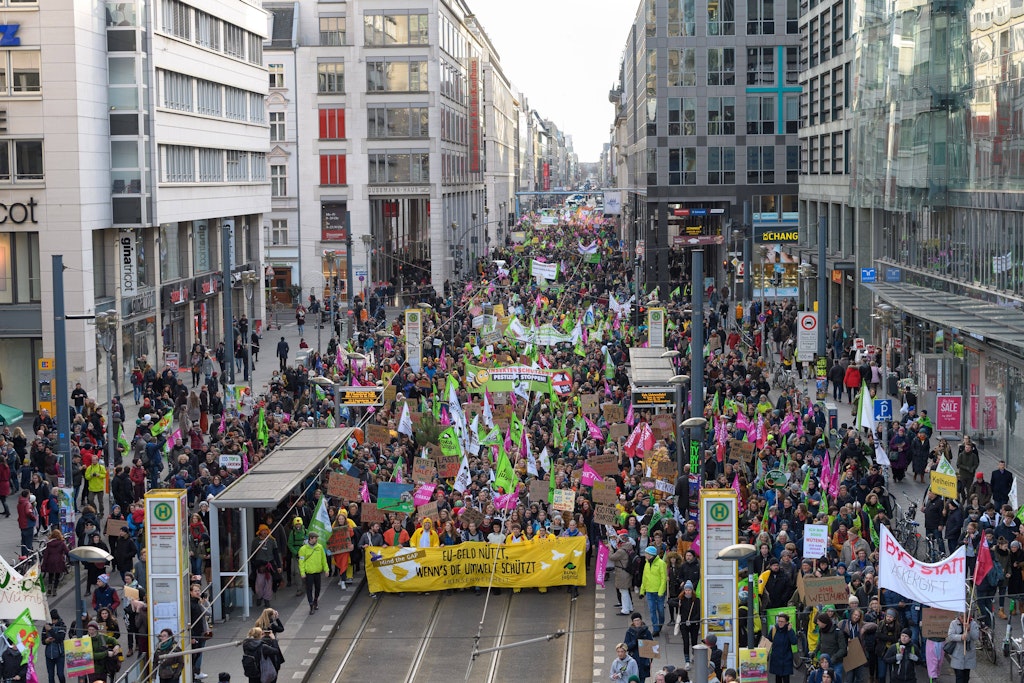 Die letzte große "Wir haben es satt"-Demo zog im Jahr 2020 unter anderem durch die Friedrichstraße.