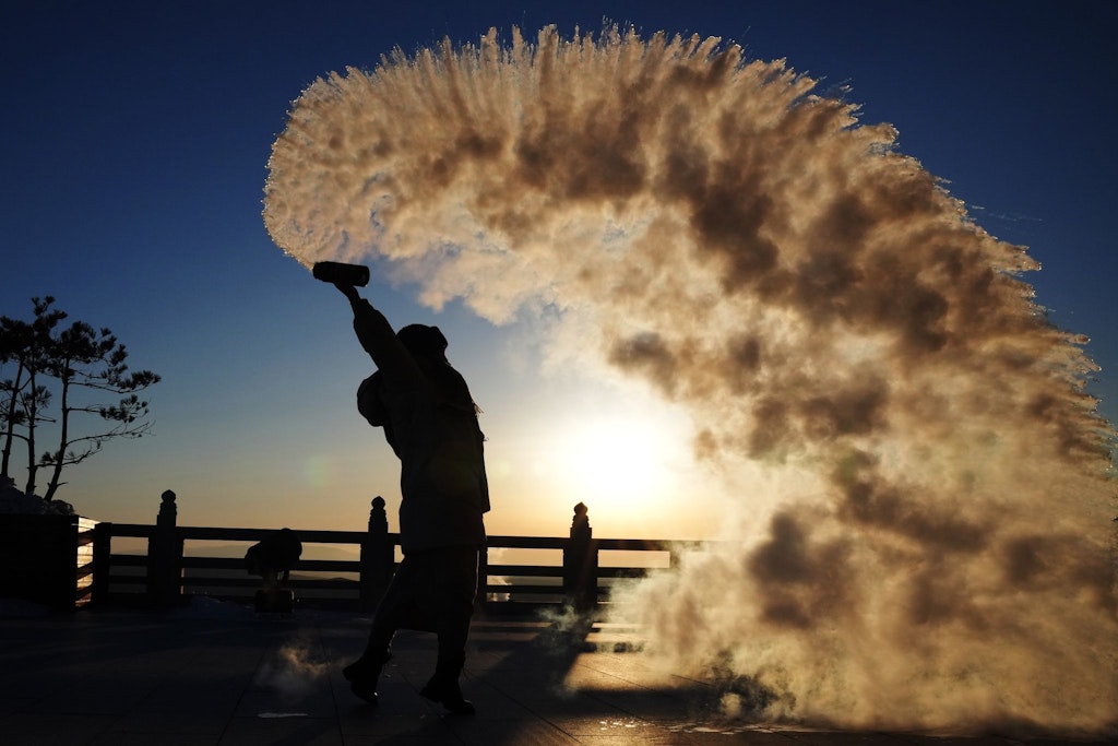 In China ist es derzeit so kalt, dass in die Luft geschleudertes Wasser sofort gefriert. Dort wird es bis zu –30 Grad kalt. Droht uns so ein Bibber-Wetter auch im Februar?