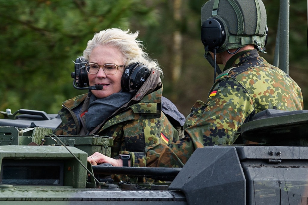 Armee-Jacke und Panzer-Fahrt täuschten nicht darüber hinweg, dass Christine Lambrecht und Bundeswehr sich fremd blieben.