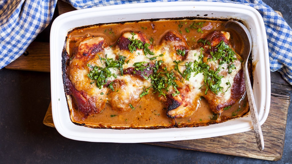 Das Rezept für überbackenes Putenbrustfilet mit Tomate-Mozzarella ist leicht und lecker.