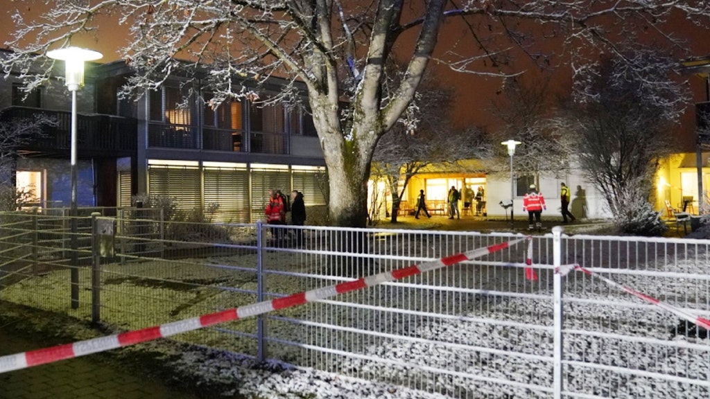 Helfer und Feuerwehrleute vor dem Pflegeheim in Reutlingen.