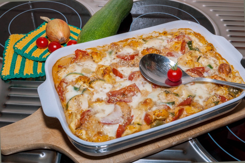 Der köstliche Tortellini-Auflauf ist ganz schnell gemacht.