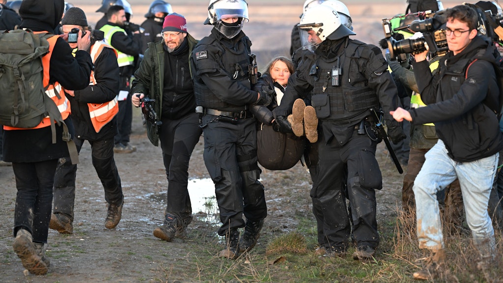 Greta Thunberg wird von Polizisten aus dem Tagebau Garzweiler II getragen.