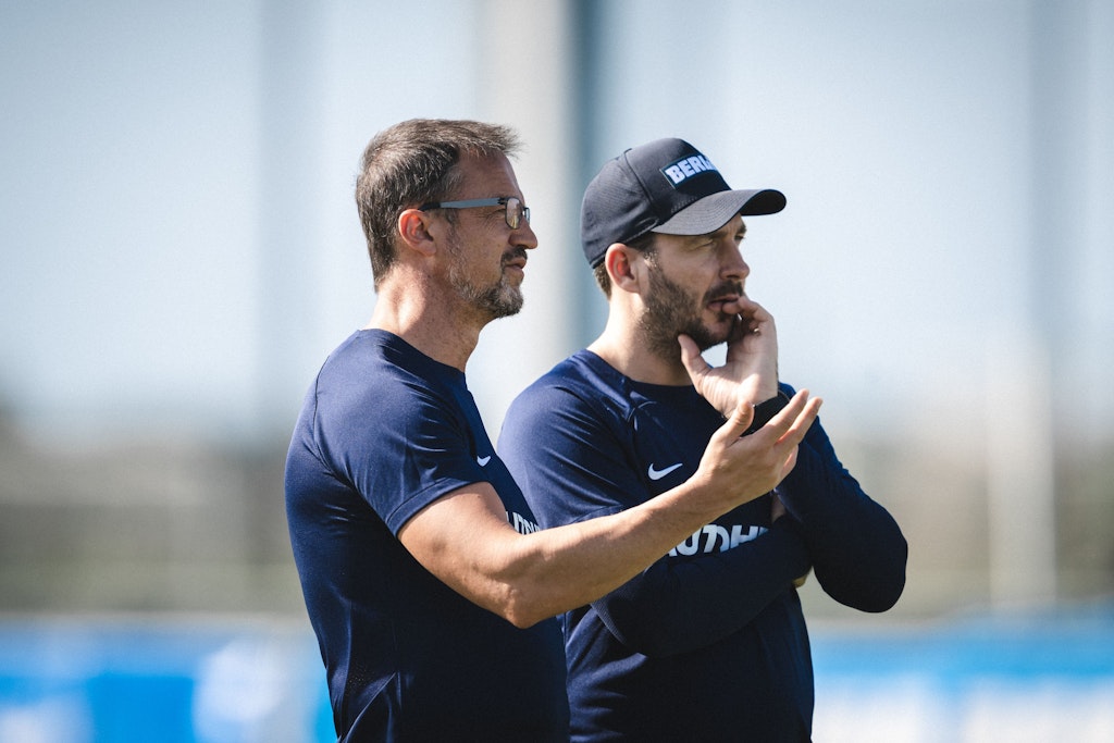 Blicken gemeinsam in die Zukunft: Manager Fredi Bobic hat mit Hertha BSC und Trainer Sandro Schwarz (r.) noch viel vor. 