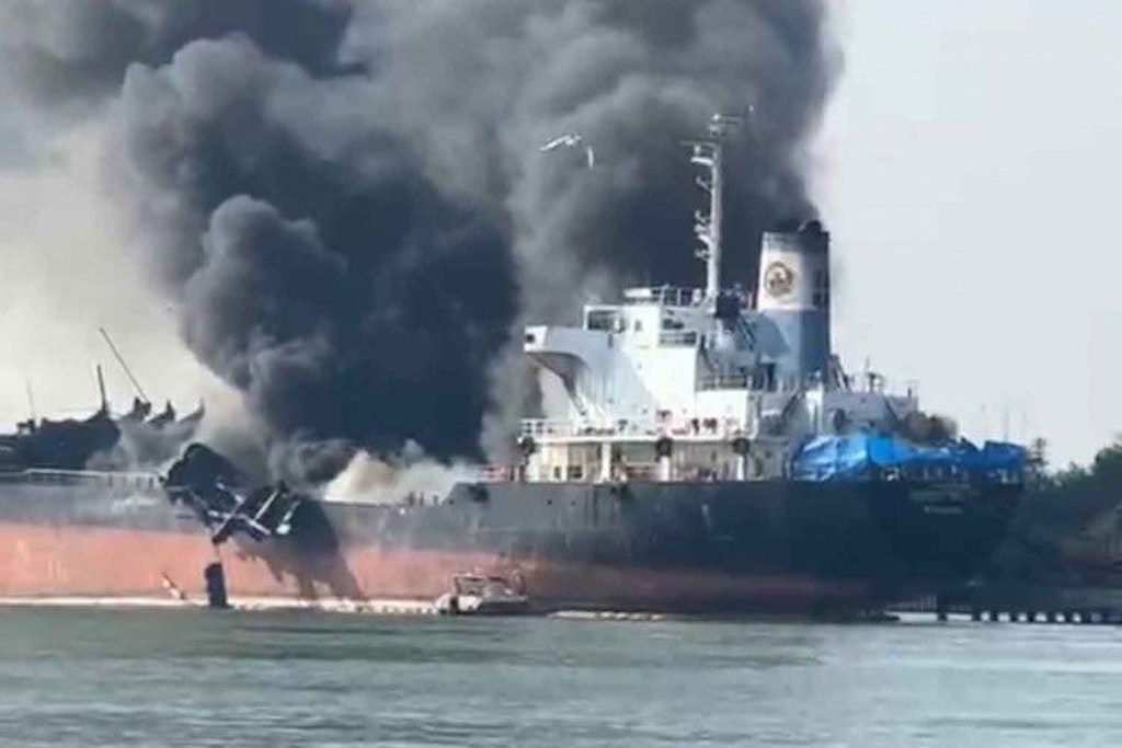 Der Öltanker Smooth Sea steht nach einer Explosion in Flammen.