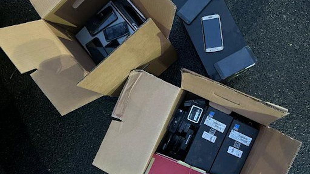 In diesen Kisten haben Beamte Smartphones und Festplattenspeicher gesichert. 