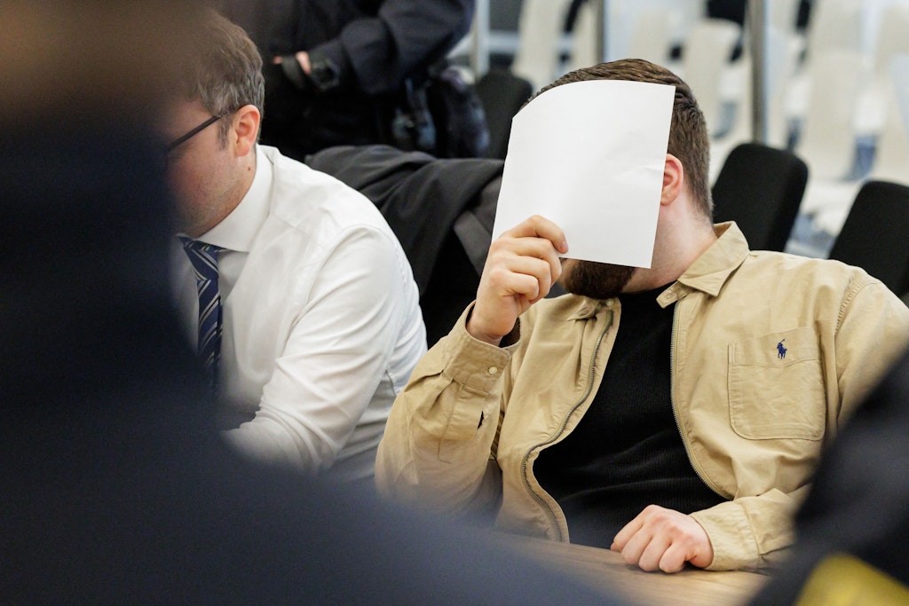 Der Angeklagte Rabieh R. verdeckt im Gerichtssaal sein Gesicht. Er legte ein umfassendes Geständnis ab.