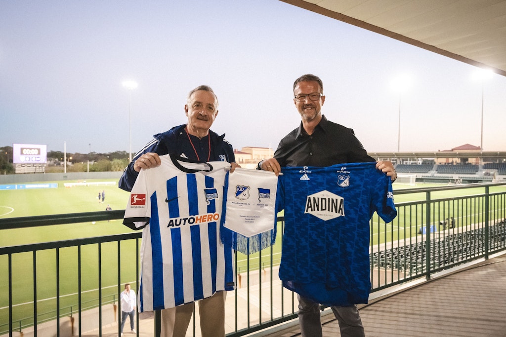 Fredi Bobic rührt auch in Zukunft die Werbetrommel für Hertha BSC – hier mit Enrique Camacho vom Testspielgegner Millonarios FC in Florida.