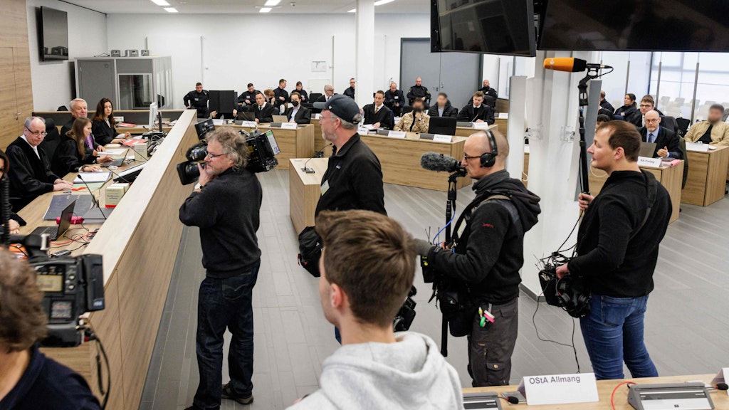 Blick in den Gerichtssaal, rechts ist die Anklagebank. Insgesamt sechst Clan-Mitglieder werden beschuldigt, den Juwelenraub begangen zu haben oder daran beteiligt gewesen zu sein.