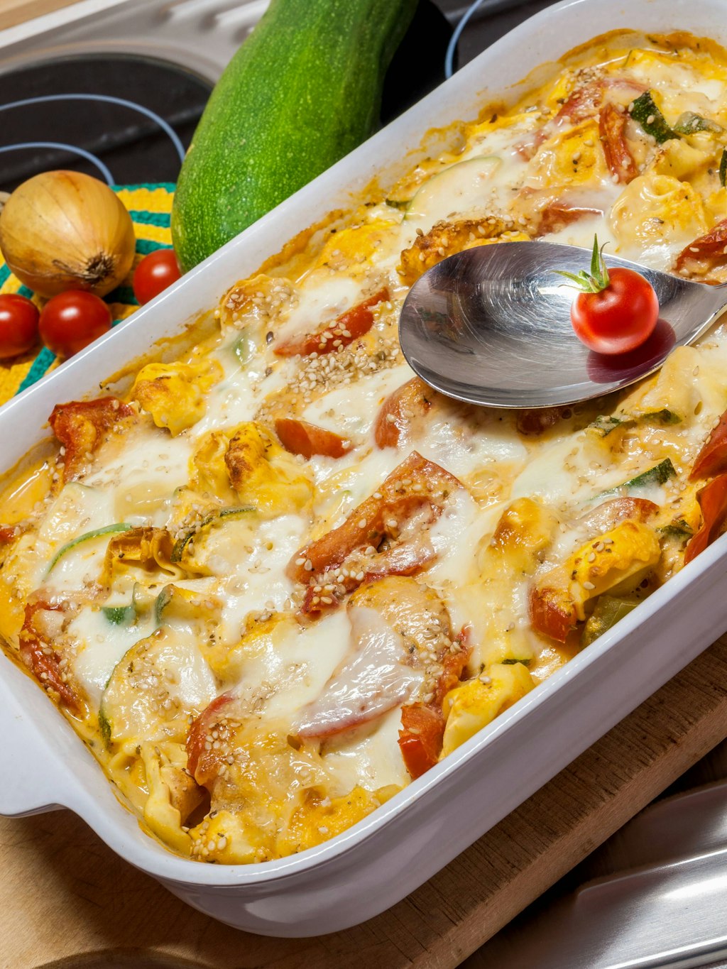 Diesen Tortellini-Auflauf können Sie problemlos mit Resten anreichern.