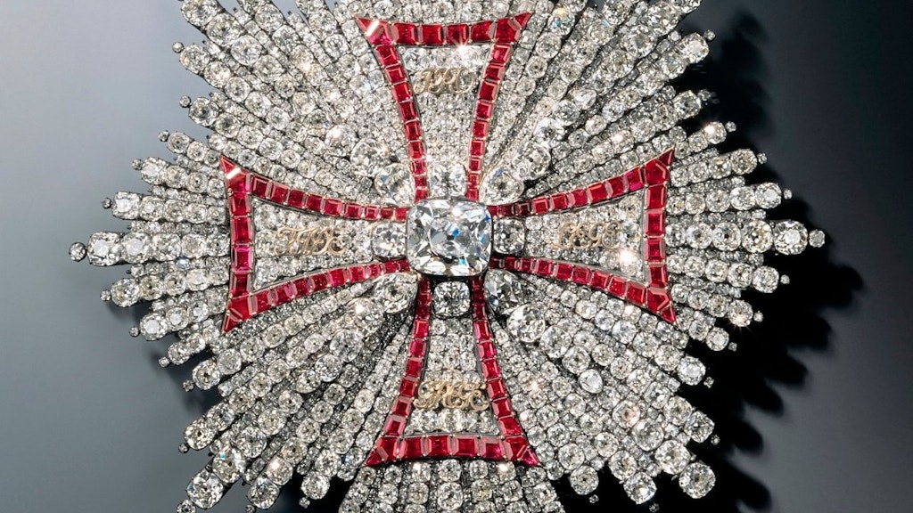 Dieser mit Diamanten besetzte Orden gehörte zu den erbeuteten Schmuckstücken. 