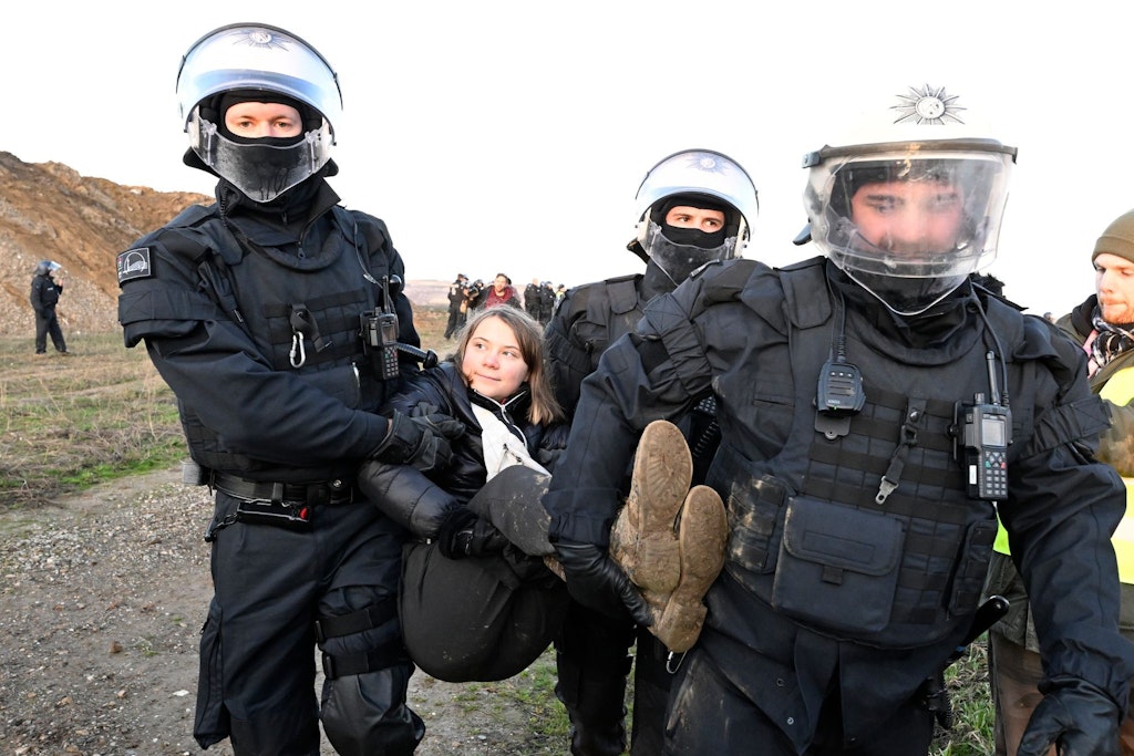 Polizisten tragen die schwedische Klimaaktivistin Greta Thunberg am Dienstag aus einer Gruppe von Demonstranten und Aktivisten heraus vom Rand des Braunkohlentagebaus Garzweiler II weg.