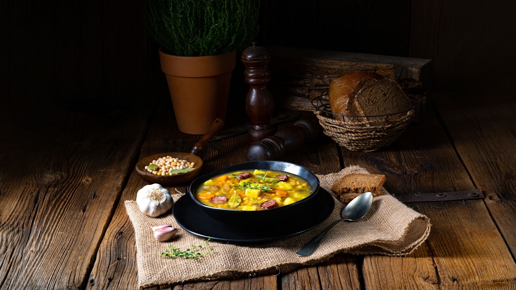 Die deftige Erbsensuppe mit Würstchen und Speck schmeckt wirklich jedem.