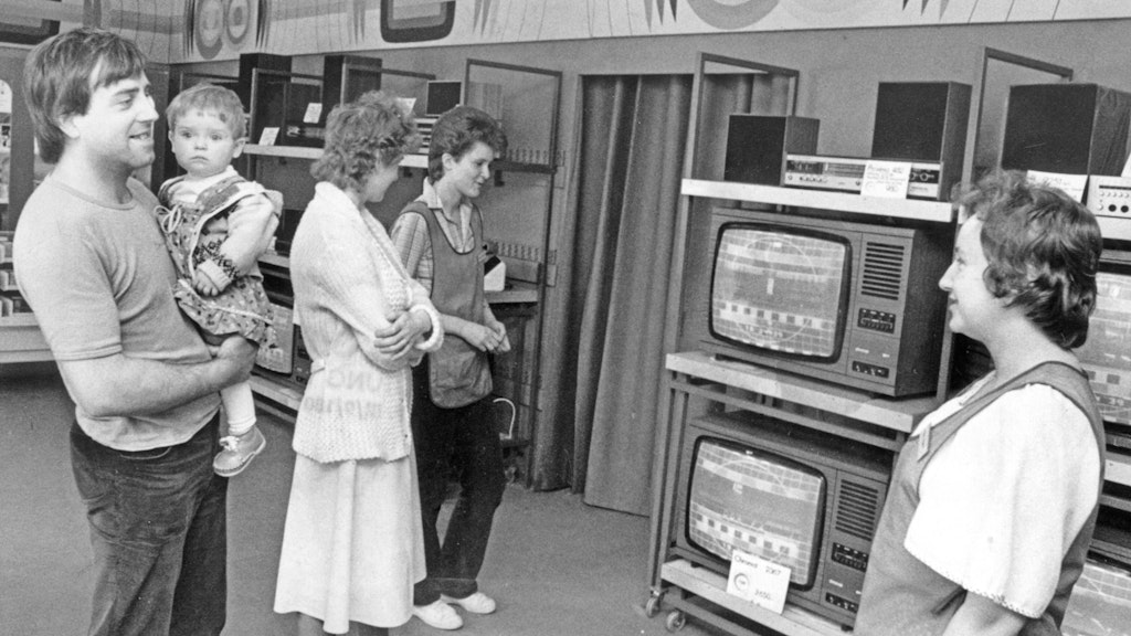 Einkaufen in einem DDR-Elektrogeschäft in Dresden: Da freut sich Familie Ost über das Angebot an Fernsehern. An den Testbildern konnte auch der Kunde sehen, wie gut die Geräte eingestellt waren.