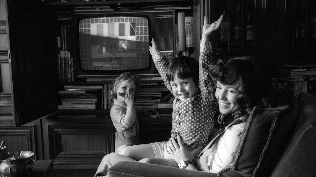 Da kam 1974 zur Fußball-WM Freude auf: Testbild vom ZDF auf der Röhre, der Fernseher funktioniert – und die Familie West jubelt. In diesem Fall sind es Frau und Kinder des damaligen Nationalspielers Wolfgang Overath.