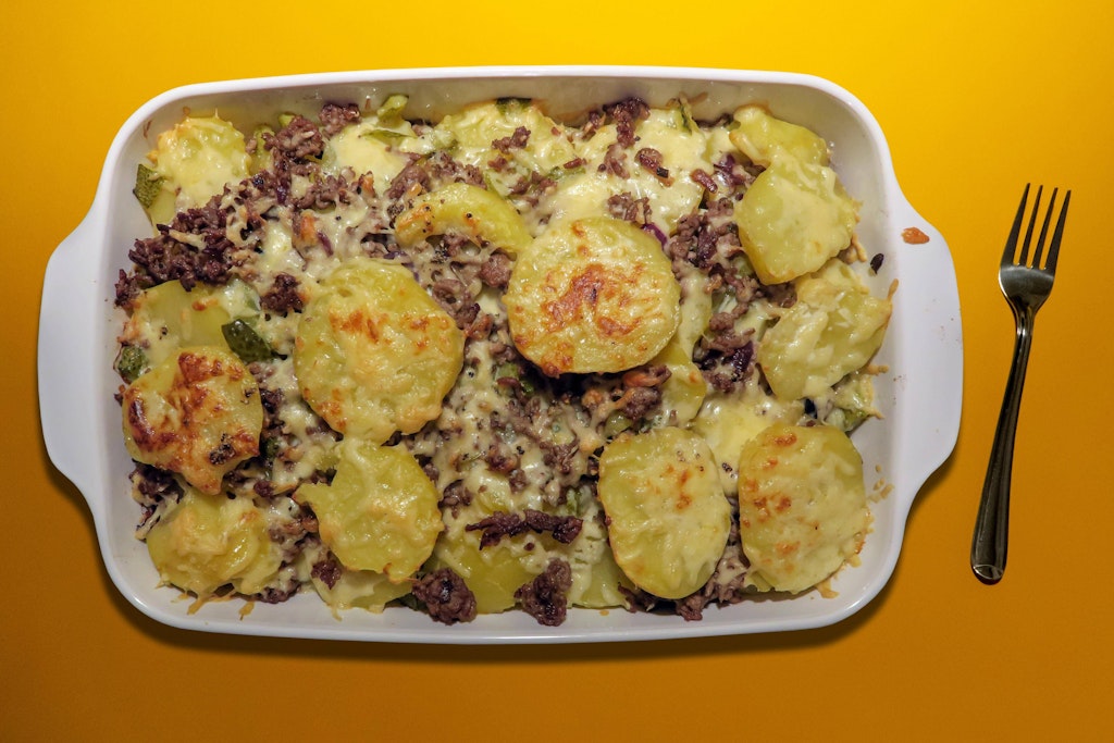 Dieser leckere Auflauf aus Kartoffeln, Hackfleisch und Fetakäse ist einfach superlecker.