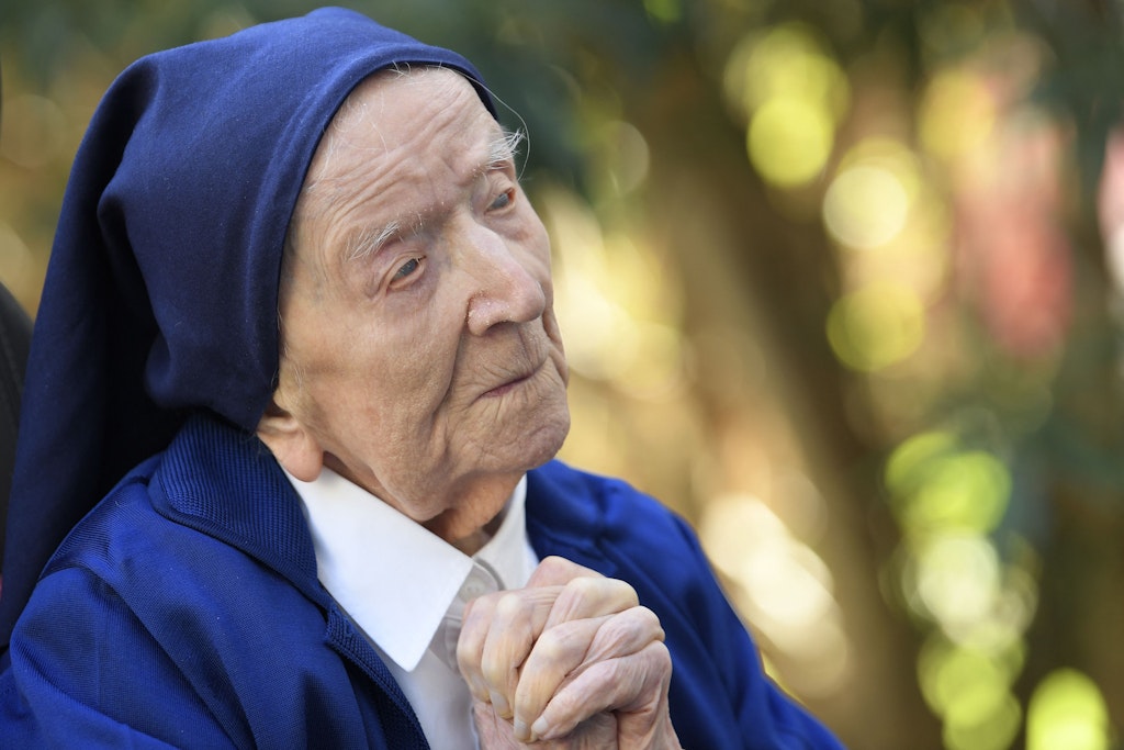 Schwester André, geborene Lucile Randon, betet am Vorabend ihres 117. Geburtstags. Nun ist sie als ältester Mensch der Welt im Alter von 118 Jahren gestorben.