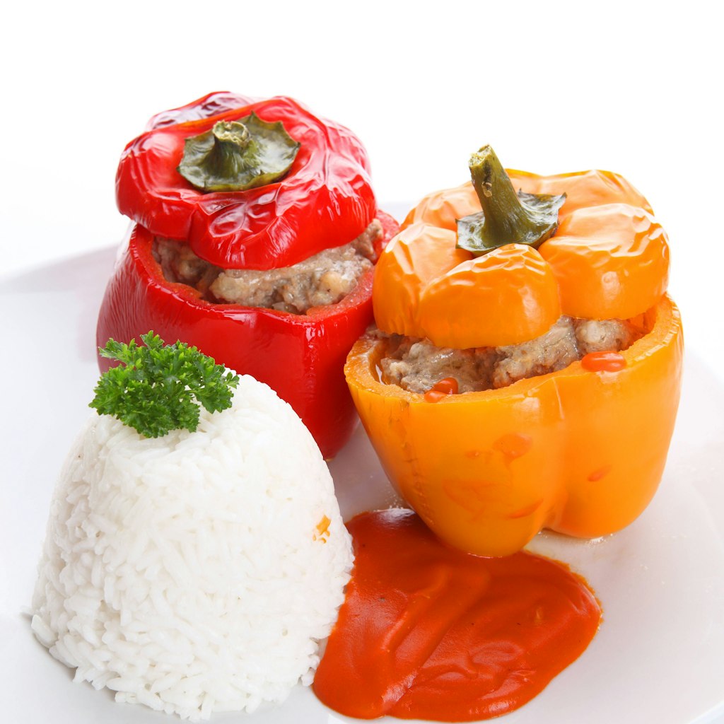 Das Rezept für gefüllte Paprika mit Hackfleisch und fruchtiger Soße ist ganz einfach und super lecker.