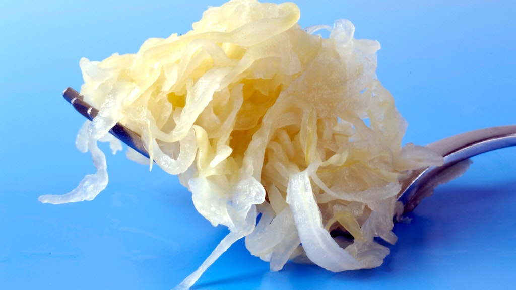 Sauerkraut ist nicht nur ein günstiges Nahrungsmittel, das Kraut ist auch besonders gesund. Besonders als Vitamin-C-Lieferant gehört es unbedingt auf den Speiseplan.