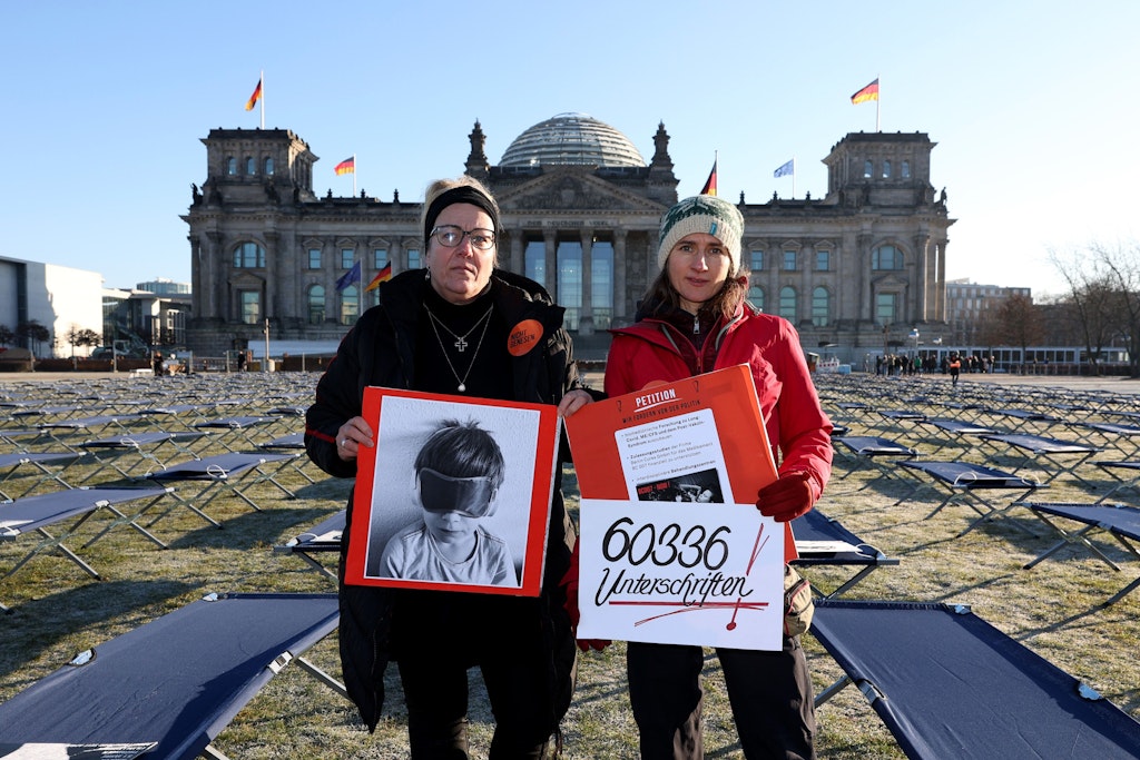 Berlin: Ricarda Piepenhagen (l) und Elena Lierck demonstrieren stellvertretend für LongCovid- und ME/CFS-Betroffene vor dem Reichstagsgebäude.
