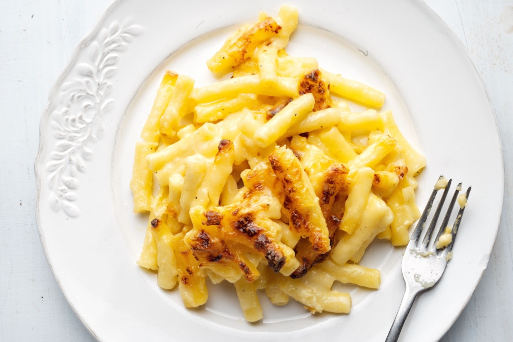 Leckere Käsemakkaroni sind ein echtes Wohlfühl-Gericht. Und das Rezept setzt dennoch auf einfache Zutaten.