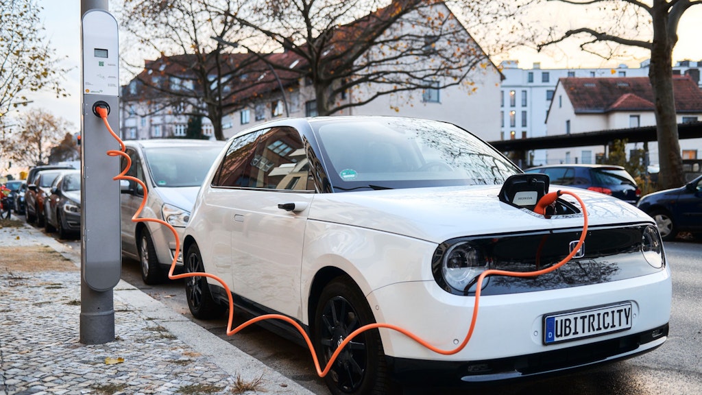 Das Berliner Unternehmen Ubitricity darf endlich auch in Berlin Straßenlaternen zu E-Auto-Ladepunkten aufrüsten. Bis Ende Juni sollen die ersten 200 Punkte installiert sein.