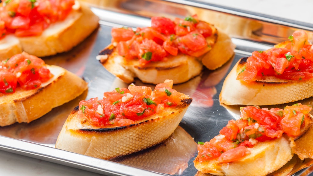 Aus den kleinen Baguette-Scheiben kann man auch wunderbares Bruschetta zaubern.