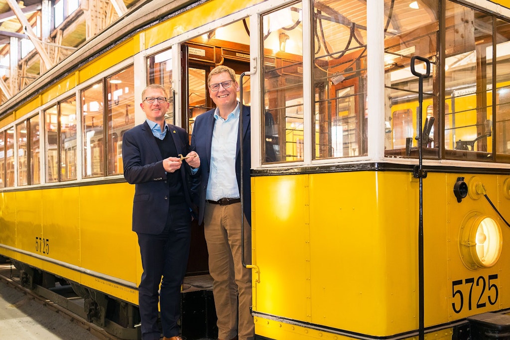 Dr. Rolf Erfurt, Vorstand Betrieb der BVG, übergibt die historische Fahrzeugsammlung an Joachim Breuninger, Vorstand der Stiftung Deutsches Technikmuseum Berlin.