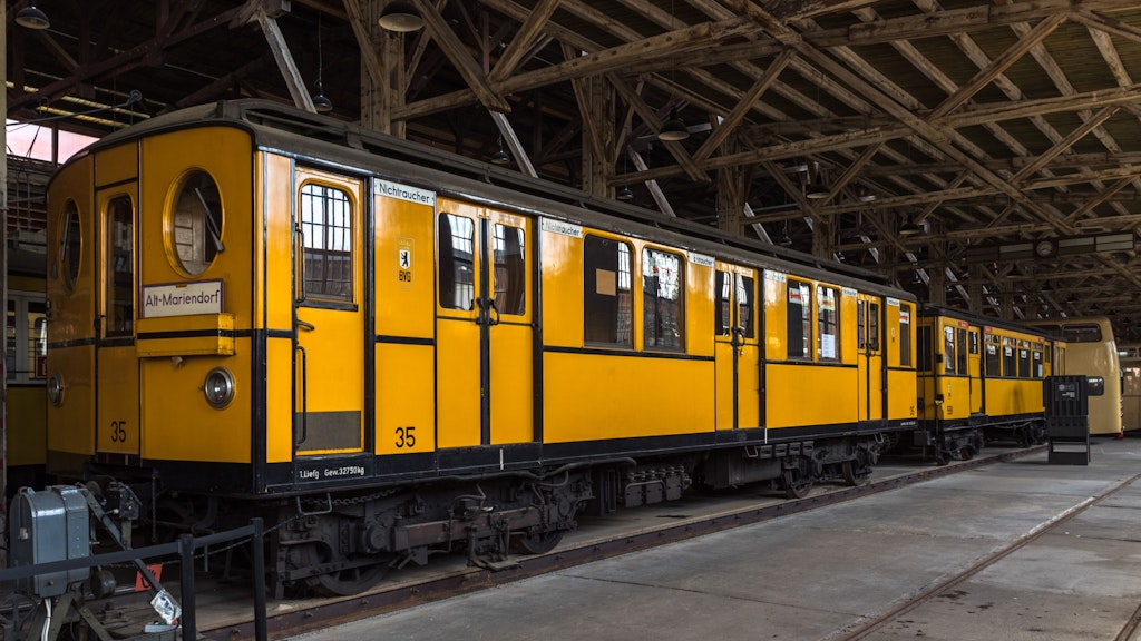Ein historischer U-Bahn-Wagen in der Monumentenhalle. Zu Sammlung gehören sieben U-Bahn-Wagen, darunter der Triebwagen der Baureihe BI von 1924.