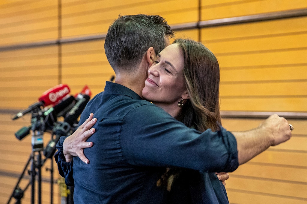 Neuseelands Premierministerin umarmt ihren Verlobten Clark Gayford, nachdem sie am Donnerstag ihren Rücktritt verkündet hat.