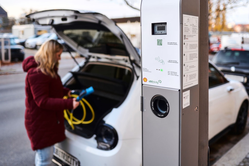 Das Berliner Unternehmen Ubitricity soll in Berlin Straßenlaternen zu E-Auto-Ladepunkten aufrüsten. 