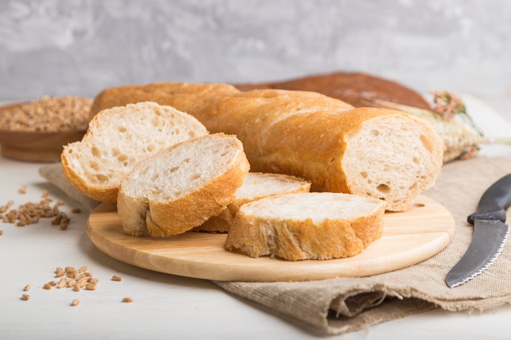 Ein leckeres und knuspriges Baguette gelingt mit diesem Rezept auch im eigenen Ofen ohne Probleme.