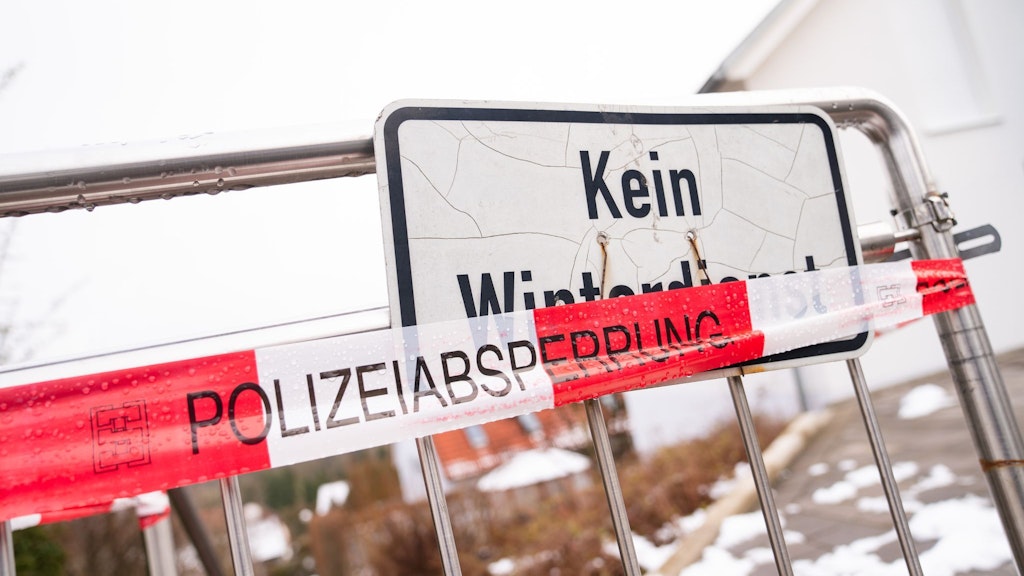 Polizeiabsperrband ist vor dem Haus in Mistelbach angebracht, in dem in der Nacht 9. Januar 2022 zwei Menschen getötet wurden.