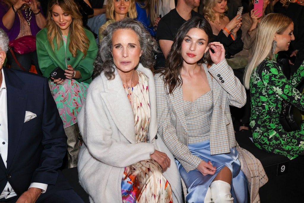 Berlin: US-Schauspielerin Andie MacDowell (l.) und ihre Tochter, die Sängerin Rainey Qualley, sitzen bei der Show des Labels Marc Cain im ehemaligen Flughafen Berlin-Tempelhof. Die Berliner Modewoche findet vom 16. bis 21. Januar statt.